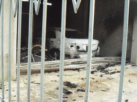 Chiếc ô tô của người dân ở gần khu vực nhà máy Z121 cháy chỉ còn trơ khung.